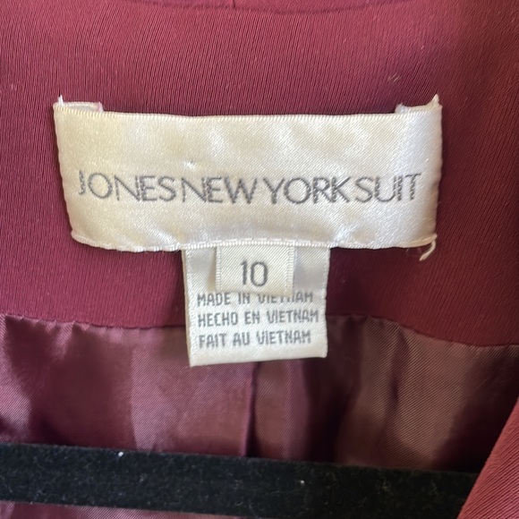 Jones New York Burgundy skirt suit - Picture 8 of 8